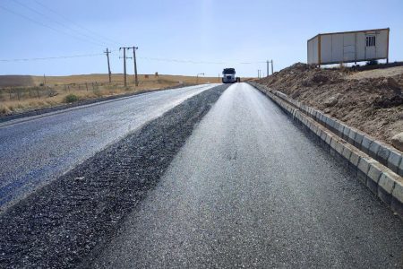 بخشدار مرکزی به همراه رئیس بنیاد مسکن از اجرای آسفالت معابر روستای گل‌بهی بازدید کردند